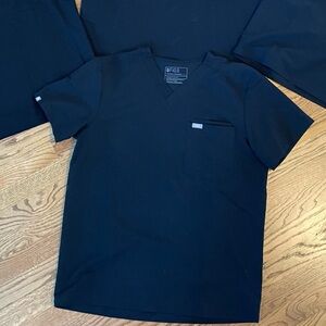 Like New! Men’s Figs Scrub set